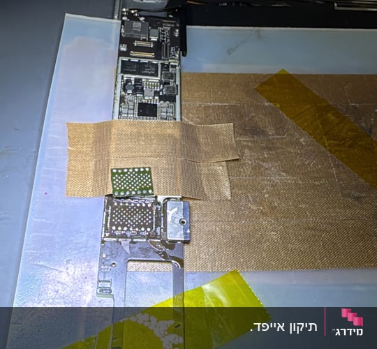 תיקון רכיבים פנימיים של אייפון עם מאווררים ברקע